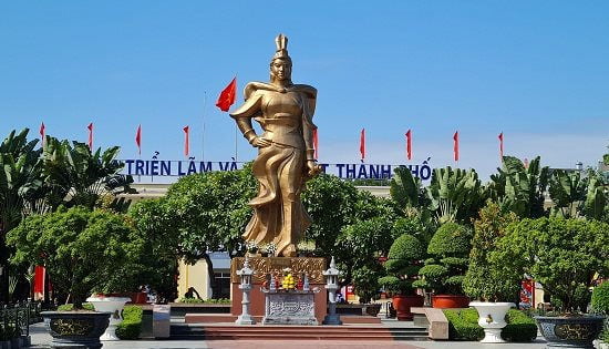 Statue of Female General Le Chan